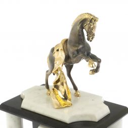 Часы "Конь с попоной" из мрамора